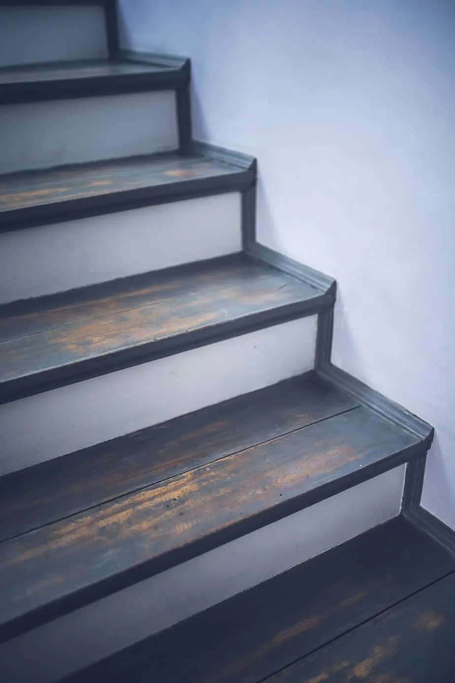 can vinyl flooring be installed on stairs