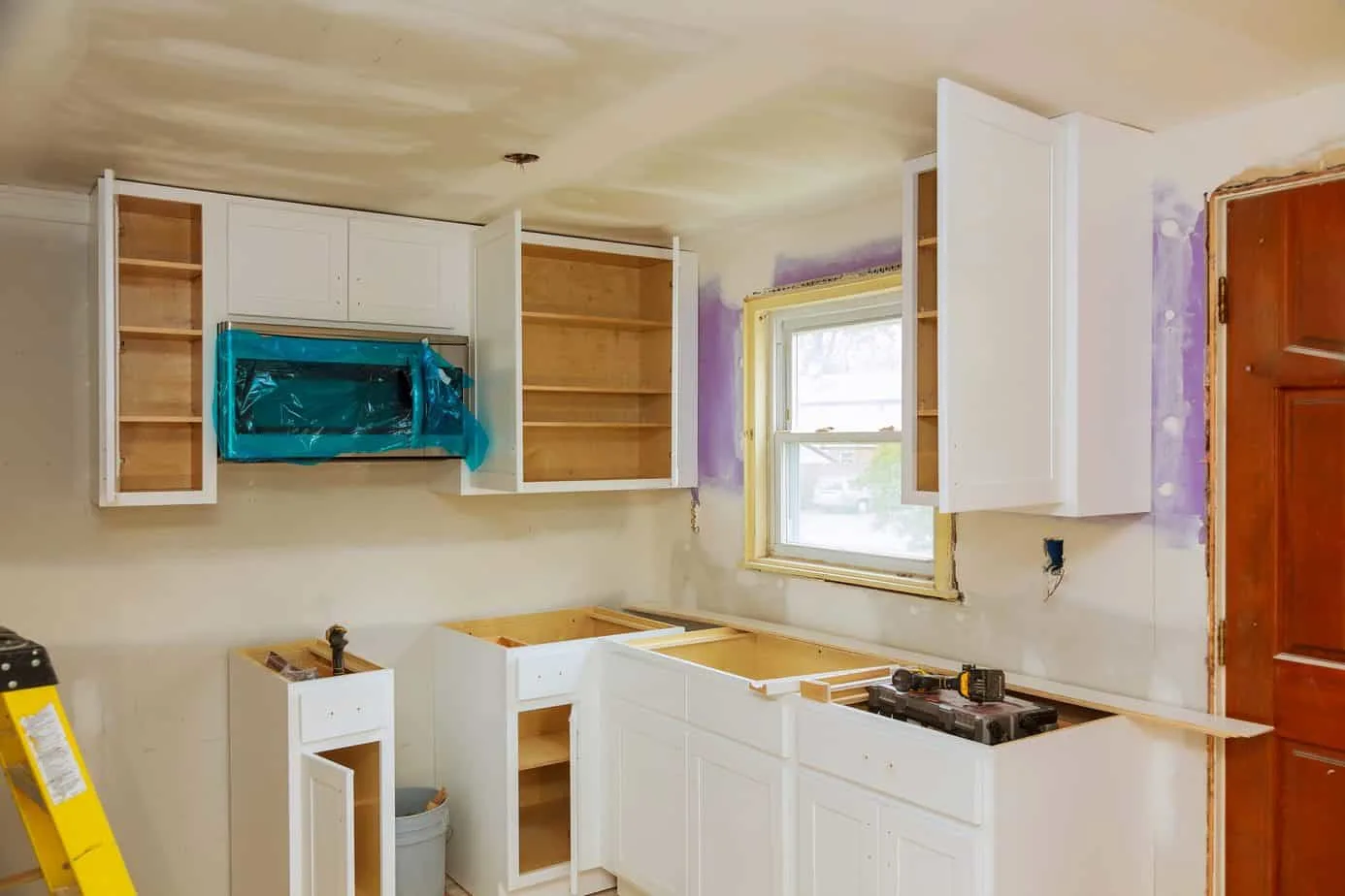 do kitchen cabinets have backs