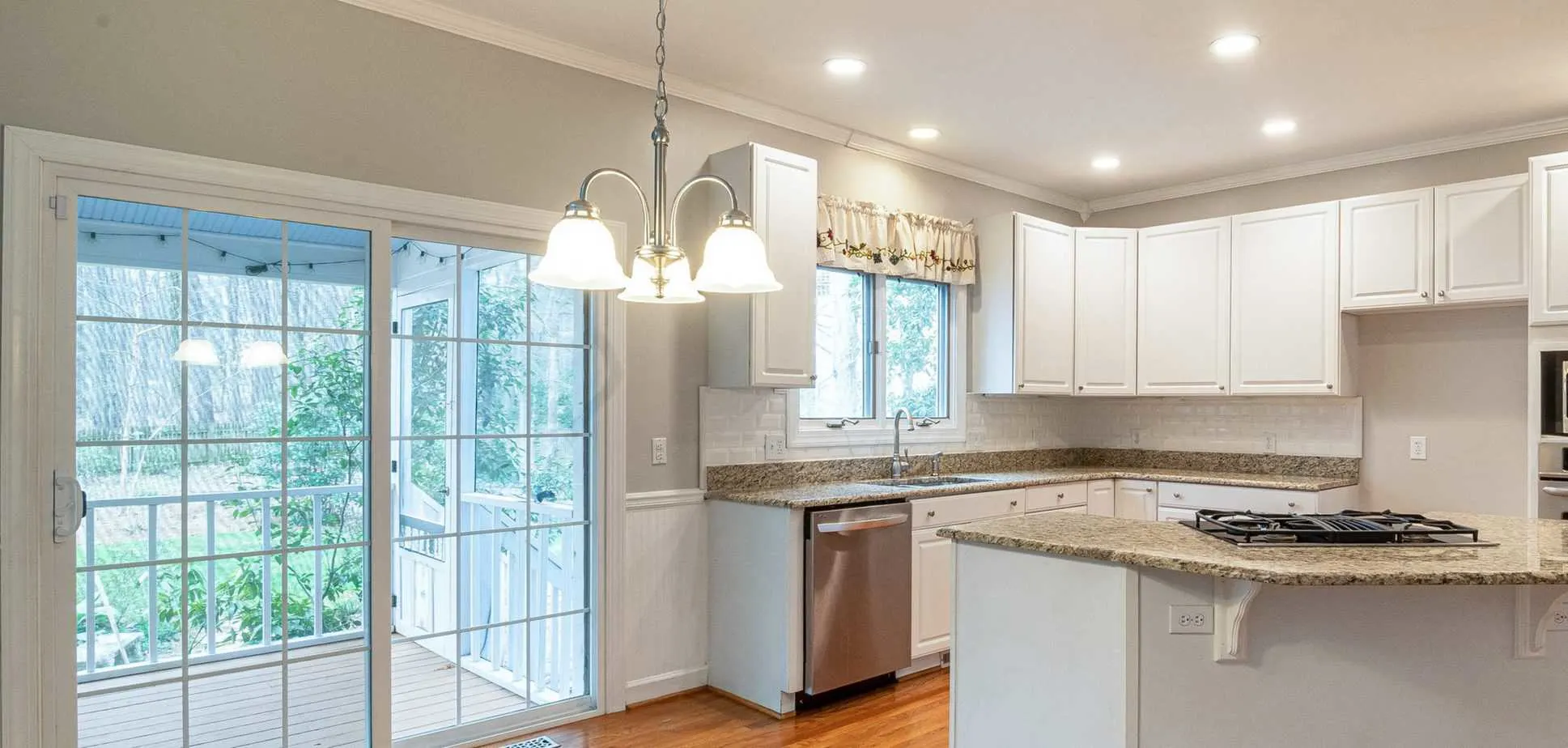 should kitchen windows have curtains