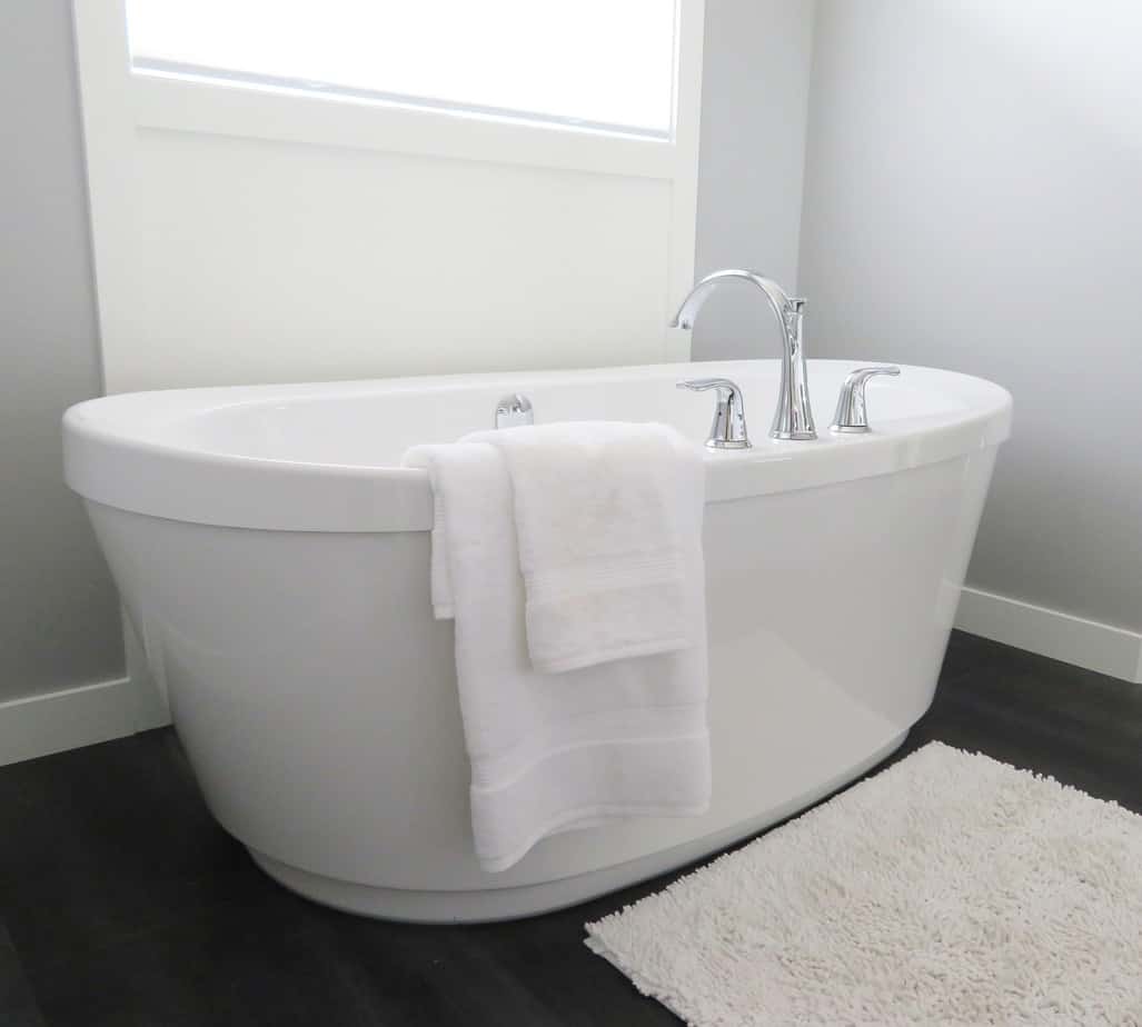 should a guest bathroom have a tub