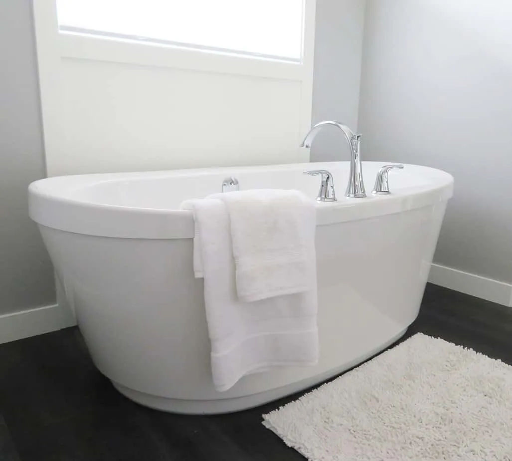 should a guest bathroom have a tub