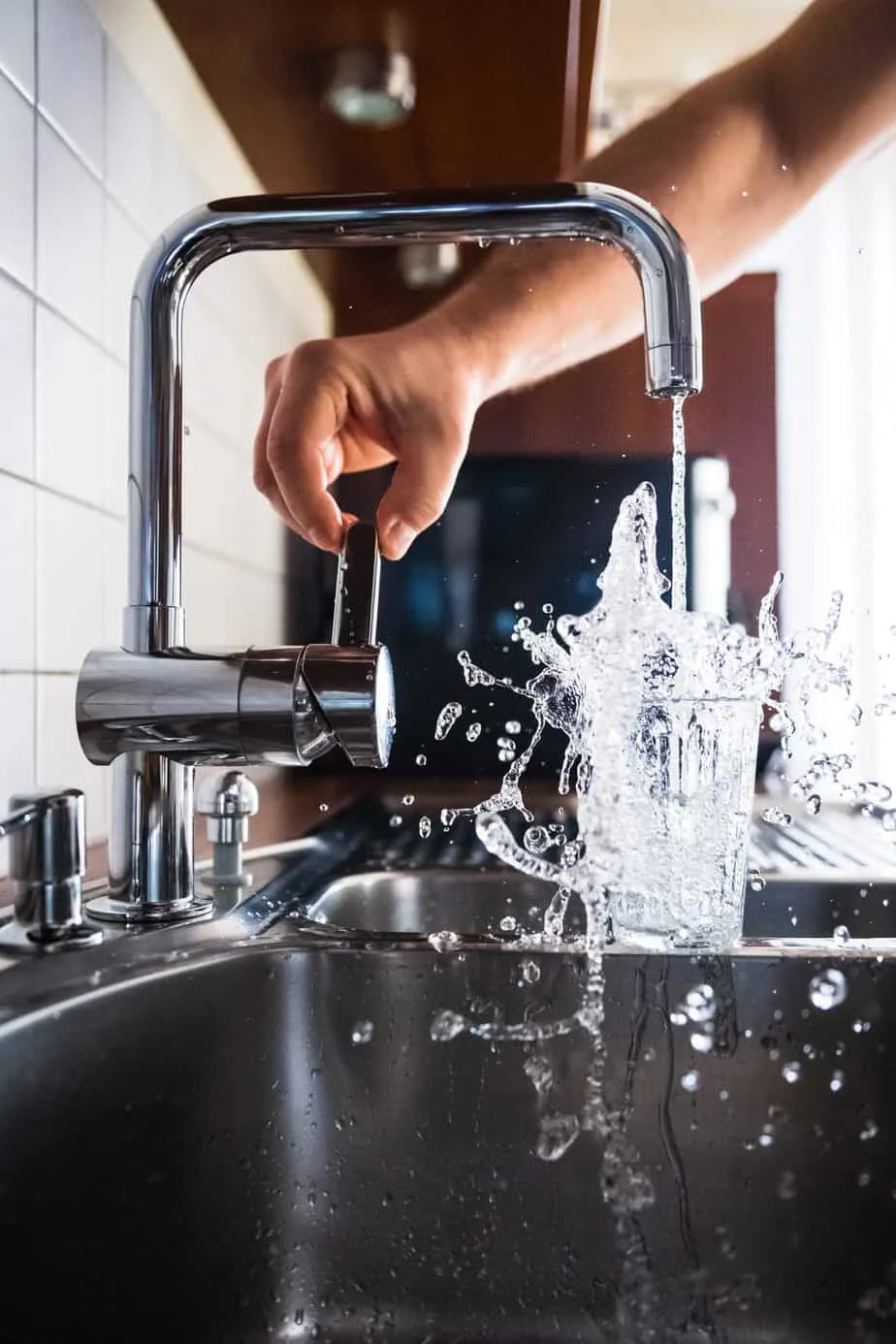 do kitchen faucets come with drains